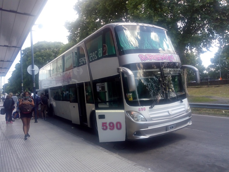 Liniers: los ómnibus de larga distancia paran sobre la colectora de General Paz