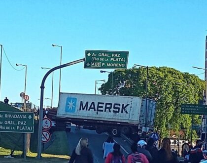 Un camión con acoplado quedó haciendo equilibrio en la subida al puente de Liniers