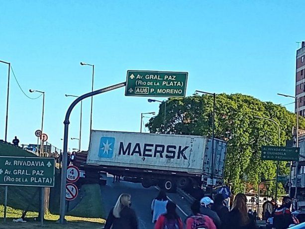 Un camión con acoplado quedó haciendo equilibrio en la subida al puente de Liniers
