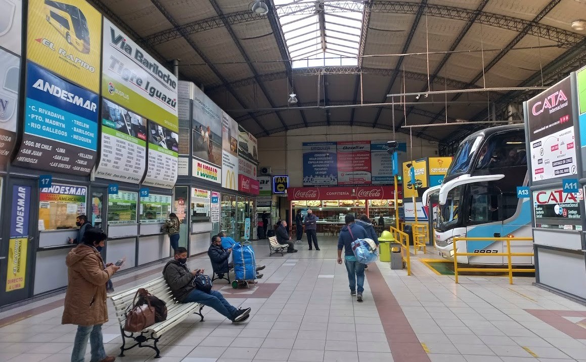 El gremio de maleteros bloquea la Terminal de Liniers en el inicio del fin de semana largo