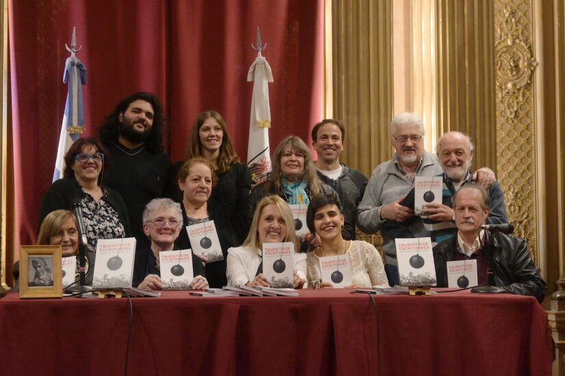 Escritores de Liniers presentaron su libro en el Salón Dorado de la Casa de la Cultura