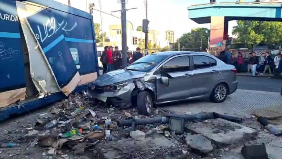 Un auto se incrustó en la garita policial del Puente de Liniers y generó un caos de tránsito