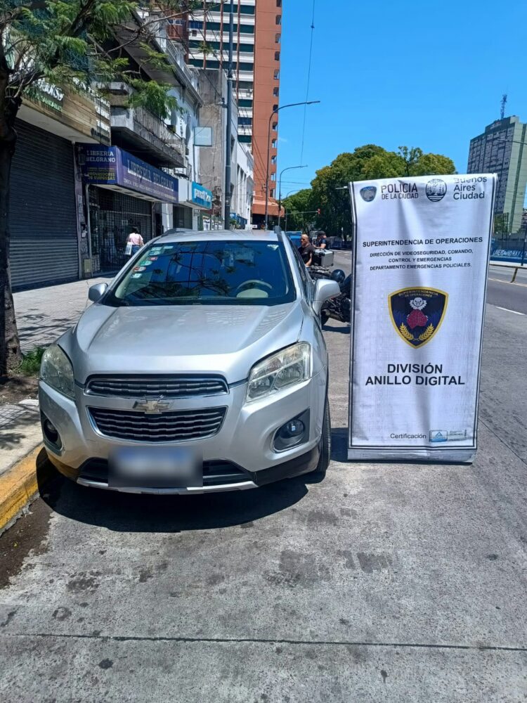 Liniers: secuestran auto con pedido de captura y detienen a su conductor