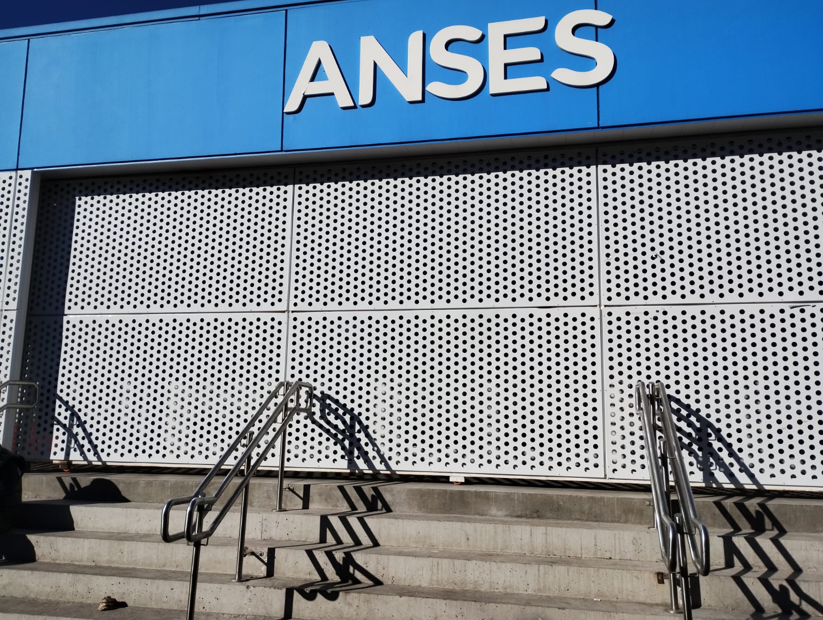 La flamante sede de Anses en Liniers, permanece cerrada desde febrero