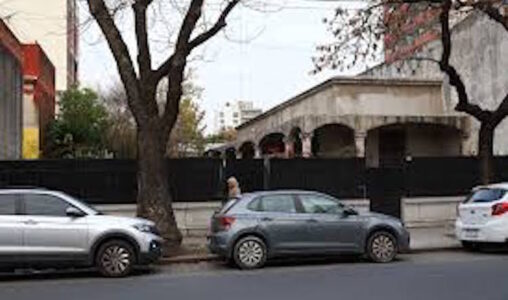 La casa más antigua de Liniers yace entre el olvido y los rumores de usurpación