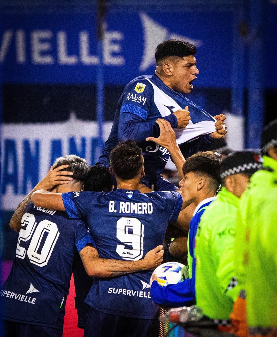 Vélez volvió al triunfo y sigue mirando a todos desde arriba