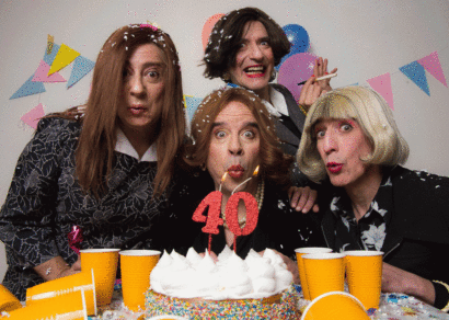 Cumpleaños en escena. El aclamado cuartero humorístico festejará sus cuarenta años de trayectoria en el escenario del cine teatro El Plata, y los vecinos están invitados a la fiesta.