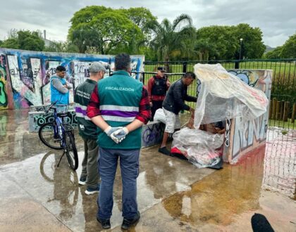 La Ciudad desalojó a unos mil manteros que ocupaban las inmediaciones del Parque Alberdi